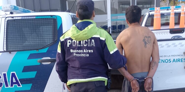 Robó una garrafa en Quequén, escapó por los techos y terminó detenido con un arma blanca