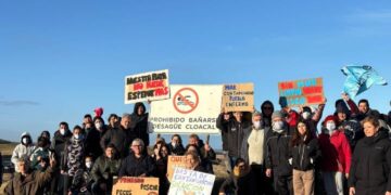 Jóvenes de Quequén exigen soluciones urgentes ante contaminación cloacal y erosión costera
