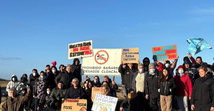 Jóvenes de Quequén exigen soluciones urgentes ante contaminación cloacal y erosión costera