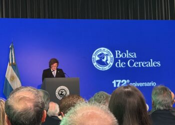 Milei anunció una baja de retenciones para el campo y sectores industriales