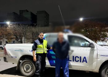 Golpeó y amenazó a su pareja con un cuchillo: el hijo de la mujer intervino y también terminó detenido