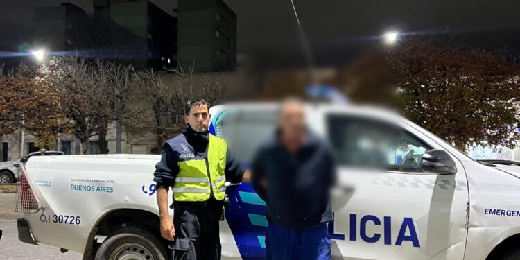 Golpeó y amenazó a su pareja con un cuchillo: el hijo de la mujer intervino y también terminó detenido