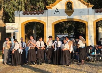 La Academia Folklórica Mariano Necochea celebró el 25 de Mayo con danzas tradicionales