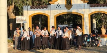 La Academia Folklórica Mariano Necochea celebró el 25 de Mayo con danzas tradicionales