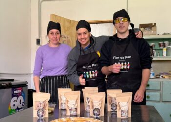 Buscan sumar comercios para ampliar la venta de panificados sin TACC elaborados por jóvenes de “Todos al Agua”