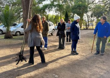 Gran respuesta de los vecinos en el inicio de la entrega gratuita de árboles