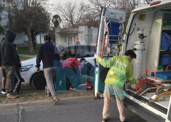 Grave accidente en 75 y 36: una ciclista quedó atrapada debajo de un automóvil