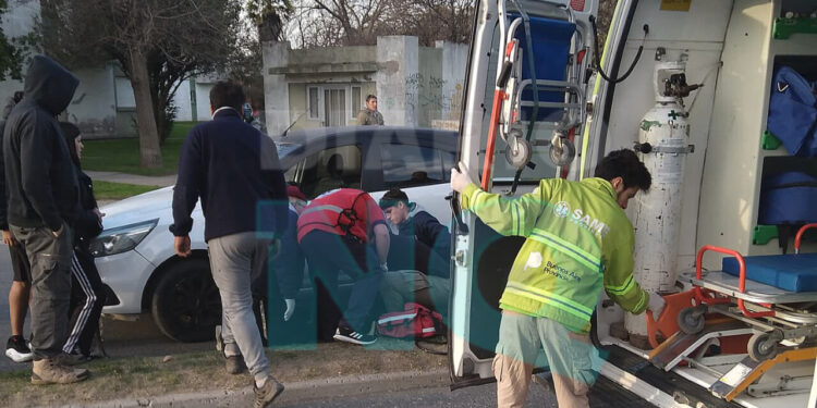 Grave accidente en 75 y 36: una ciclista quedó atrapada debajo de un automóvil