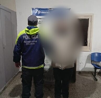 Insistía con la venta de banderines en la vía pública y fue infraccionado