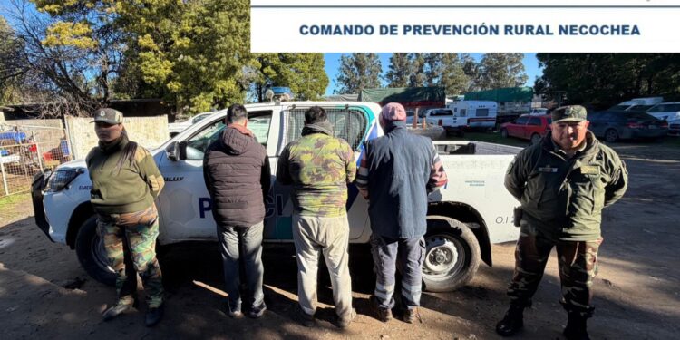 Sorprendieron a tres hombres cazando en un campo: uno tenía un arma sin documentación