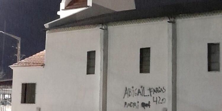 Vandalizaron la capilla San Cayetano a pocos días de haber sido pintada