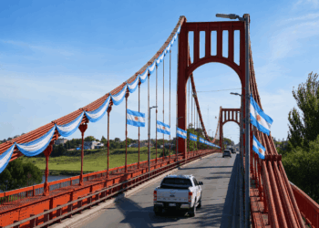 El puente colgante se vestirá de celeste y blanco para celebrar el Día de la Bandera