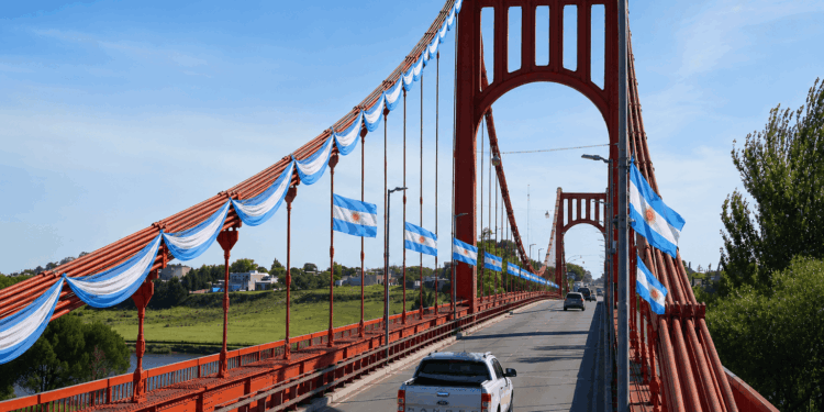 El puente colgante se vestirá de celeste y blanco para celebrar el Día de la Bandera