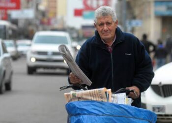 “Las Canas No Se Manchan”: el canillita de Bahía Blanca que convirtió la solidaridad en una misión para ayudar a los jubilados