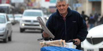 “Las Canas No Se Manchan”: el canillita de Bahía Blanca que convirtió la solidaridad en una misión para ayudar a los jubilados