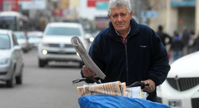 “Las Canas No Se Manchan”: el canillita de Bahía Blanca que convirtió la solidaridad en una misión para ayudar a los jubilados