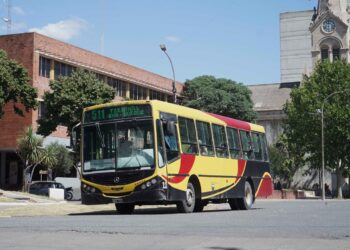 Choferes de colectivos endurecieron el reclamo salarial y la UTA advirtió: “A los trabajadores se les debe más de un sueldo”