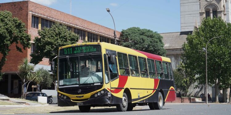 Choferes de colectivos endurecieron el reclamo salarial y la UTA advirtió: “A los trabajadores se les debe más de un sueldo”