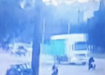 Una cámara registró el momento en que un camión embistió al joven motociclista: las imágenes podrían cambiar la investigación