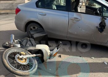 Choque entre un auto y una moto en 57 y 44: un motociclista fue hospitalizado