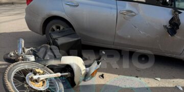Choque entre un auto y una moto en 57 y 44: un motociclista fue hospitalizado