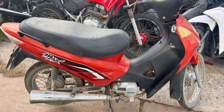 Intentaron escapar con una moto robada: uno fue detenido y el otro logró huir