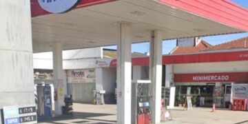 Encapuchados cargaron nafta, amenazaron con un arma y robaron $120.000
