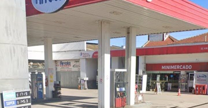 Encapuchados cargaron nafta, amenazaron con un arma y robaron $120.000
