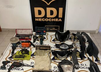 Allanamientos por un robo armado terminaron con dos aprehendidos y el secuestro de un arma, droga y partes de motos
