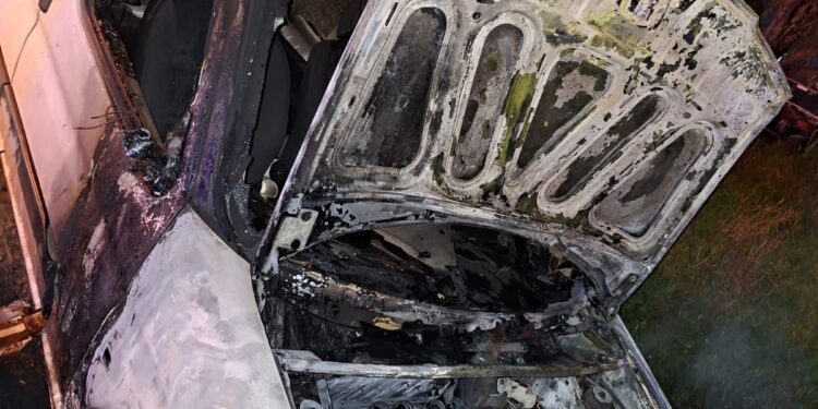 Se incendió un vehículo durante la madrugada en Necochea