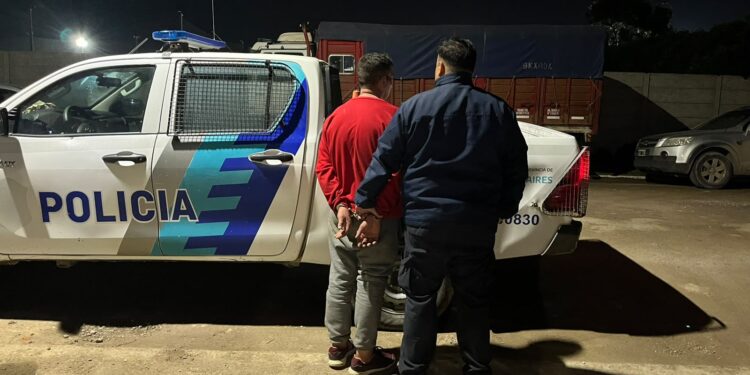 Intentó agredir a policías durante un procedimiento y terminó aprehendido