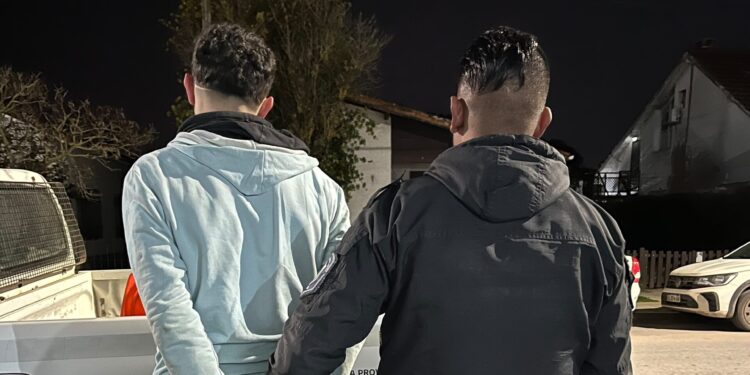 Persiguió a una pareja, entró a un edificio sin autorización y terminó aprehendido