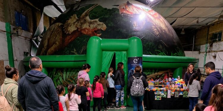 Un planetario móvil llega a Quequén con funciones sobre el universo, el océano y los dinosaurios
