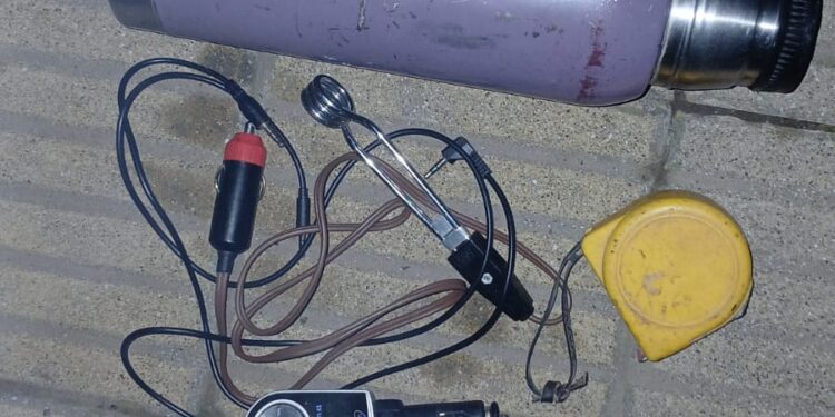 Aprehendieron a un adolescente cuando intentaba robar objetos de un auto