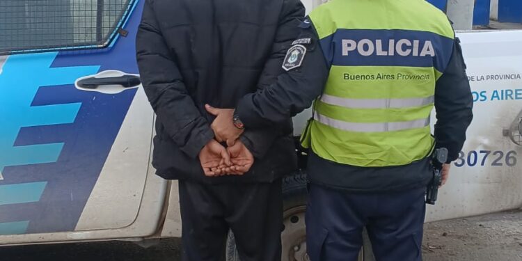 Entró a una vivienda, robó un celular y fue detenido a pocas cuadras