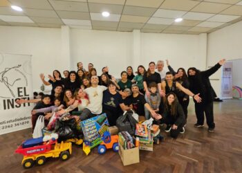 Una clase solidaria de bachata reunió juguetes, dulces y más de 100 mil pesos para el merendero Frutillita