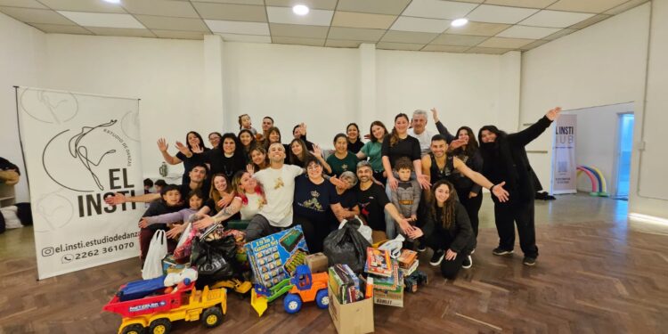 Una clase solidaria de bachata reunió juguetes, dulces y más de 100 mil pesos para el merendero Frutillita