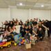 Una clase solidaria de bachata reunió juguetes, dulces y más de 100 mil pesos para el merendero Frutillita