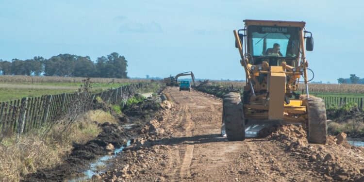 Puerto Quequén profundiza su apoyo al sector productivo con la recuperación de caminos rurales