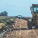 Puerto Quequén profundiza su apoyo al sector productivo con la recuperación de caminos rurales
