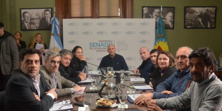 La comisión de Legislación General del Senado no incluyó el expediente que busca eliminar el límite de mandatos para los jefes comunales.