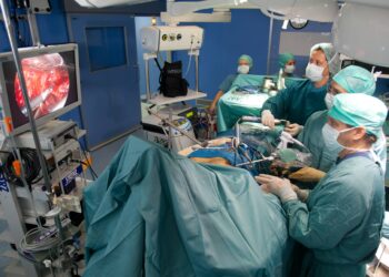 Los hospitales nacionales cobrarán la atención no urgente a extranjeros no residentes