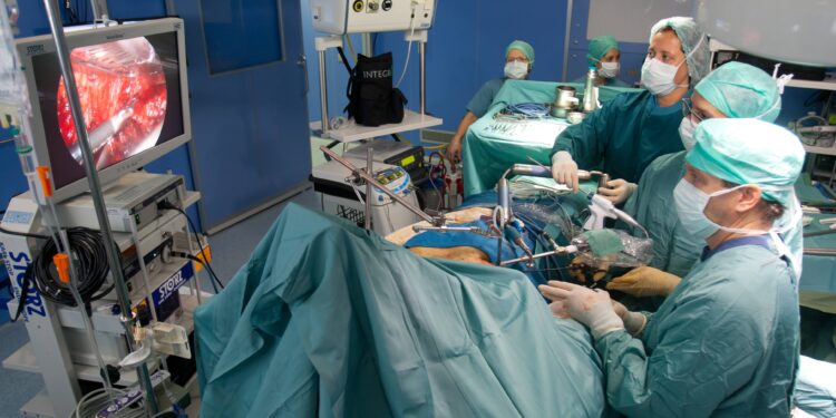 Los hospitales nacionales cobrarán la atención no urgente a extranjeros no residentes