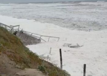 Un lunes azotado por el temporal: fuertes vientos, clases suspendidas y un mar que avanzó con fuerza sobre la costa