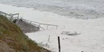 Un lunes azotado por el temporal: fuertes vientos, clases suspendidas y un mar que avanzó con fuerza sobre la costa