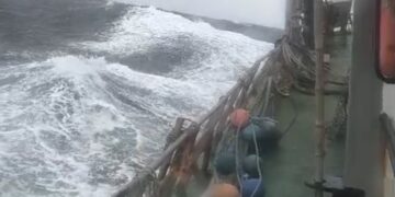 Entre olas y fuertes vientos: un barco con marineros de Necochea y Quequén navegó en medio del temporal