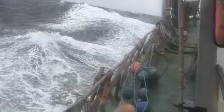 Entre olas y fuertes vientos: un barco con marineros de Necochea y Quequén navegó en medio del temporal