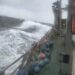 Entre olas y fuertes vientos: un barco con marineros de Necochea y Quequén navegó en medio del temporal