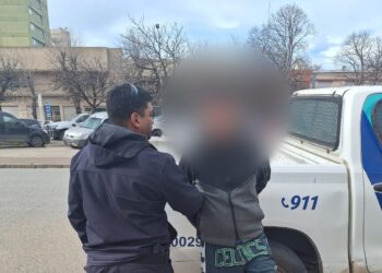 Lo encontraron herido en la casa de su expareja y descubrieron que tenía una orden de detención vigente
