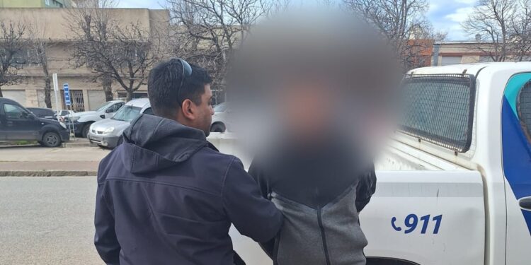 Lo encontraron herido en la casa de su expareja y descubrieron que tenía una orden de detención vigente
